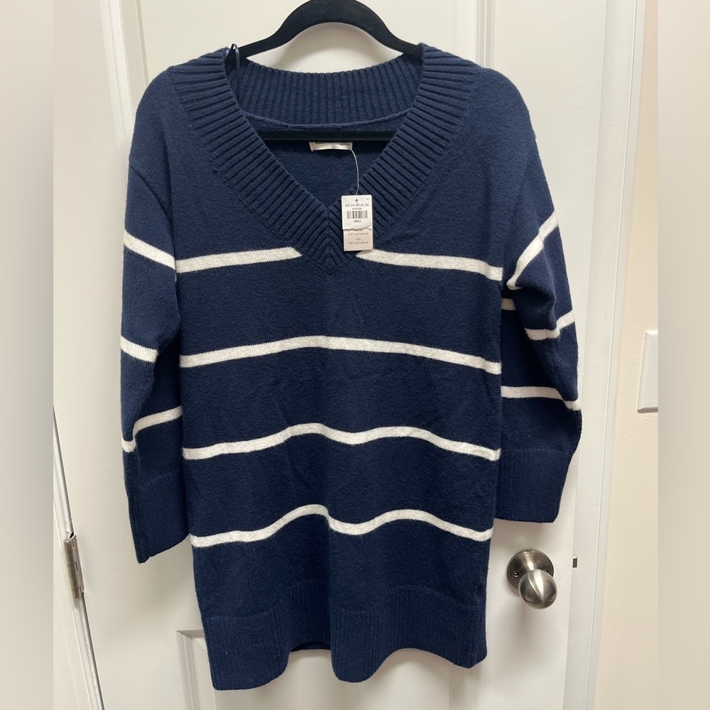 Hollister women’s Navy Striped V-Neck Sweater NWT preppy Small